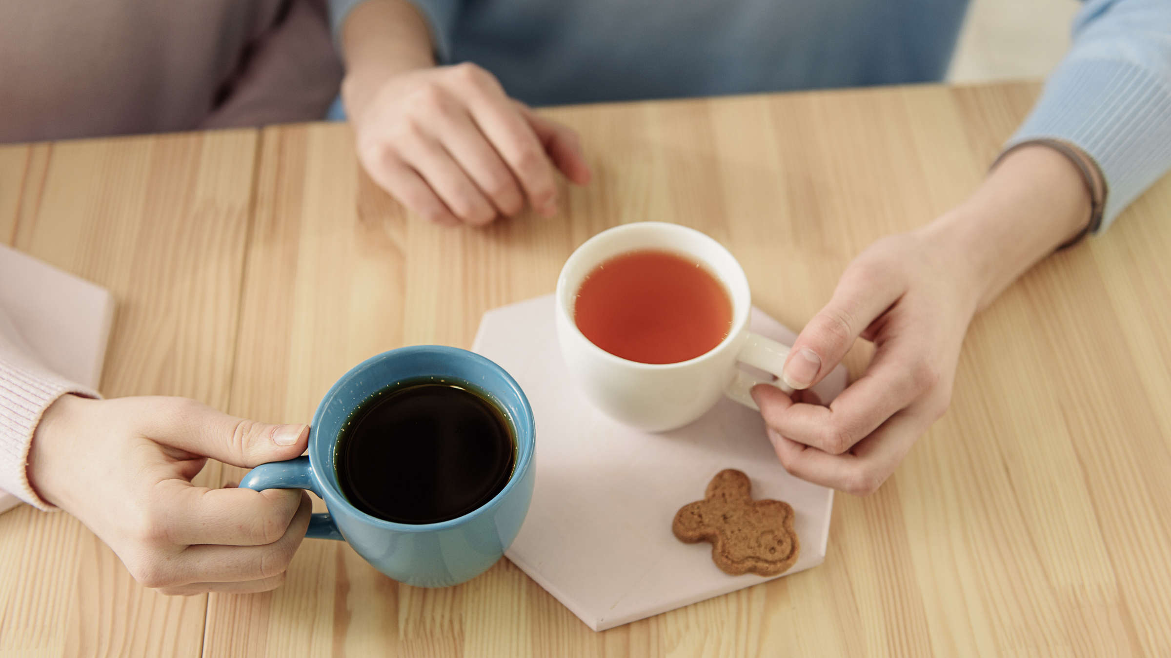 Kaffee-Tee Sales -Kaffee-Tee Sales 30463404 zwei tassen eine mit kaffee eine mit tee auf einem tisch 3Lea